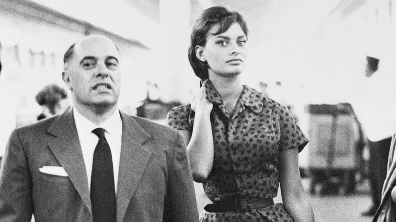 Карло Понти и София Лорен на прогулке в аэропорту