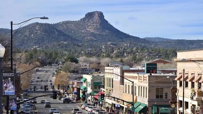 Прескотт, Аризона Скалистый холм с видом на маленький город