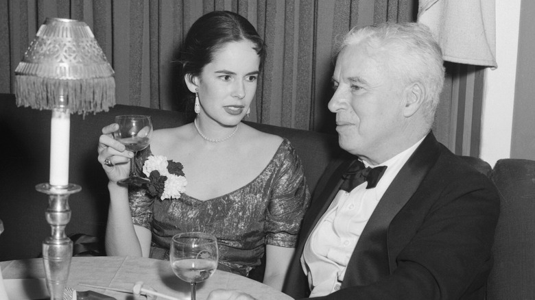 Чарли Чаплин и Уна О'Нил пьют за маленьким столиком