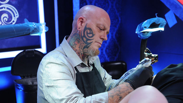 Кристиан Бекингем делает татуировку