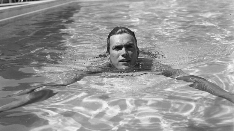 Клинт Иствуд в бассейне 1950-е годы