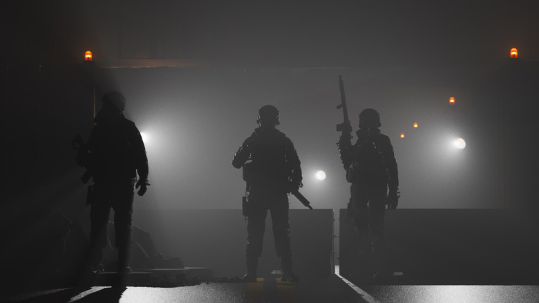 Солдаты на баррикадах на ночной дороге