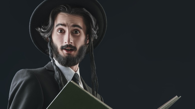 Ортодоксальный еврейский мужчина с боковыми косичками