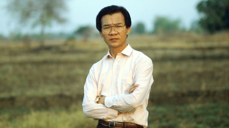 Хаинг Нгор стоит в поле