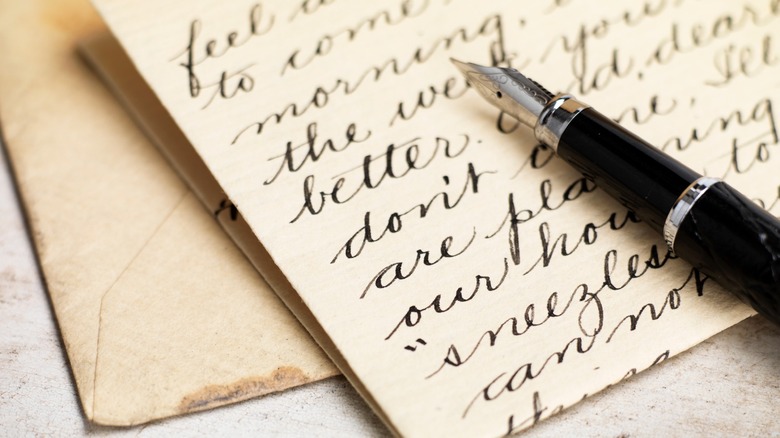 Перьевая ручка на написанном письме