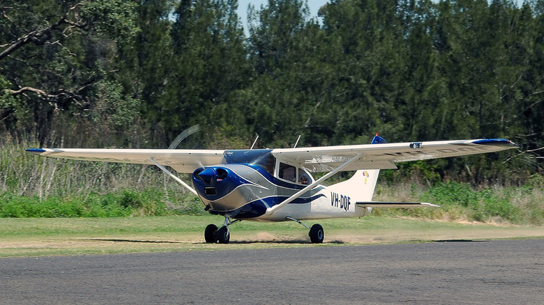 Самолет Cessna 182L на взлетно-посадочной полосе