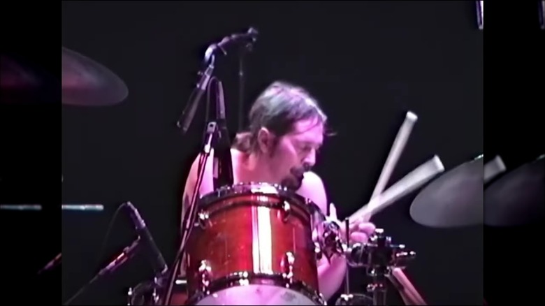 Гэри Янг играет на барабанах