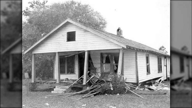 Дом Гарри и Хариетты Мур после взрыва