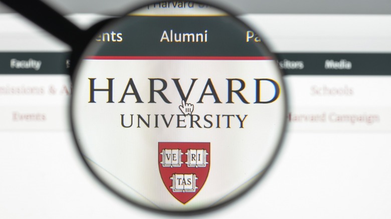 Логотип Гарвардского университета в увеличительном стекле