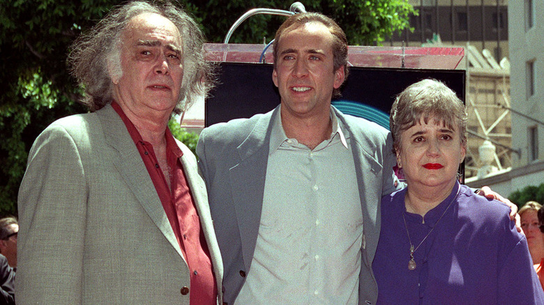 Николас Кейдж стоит с отцом и матерью