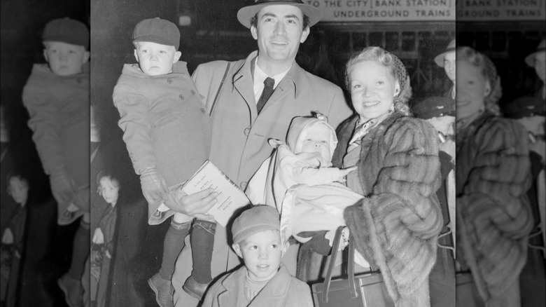 Грегори Пек позирует с женой Гретой и тремя сыновьями