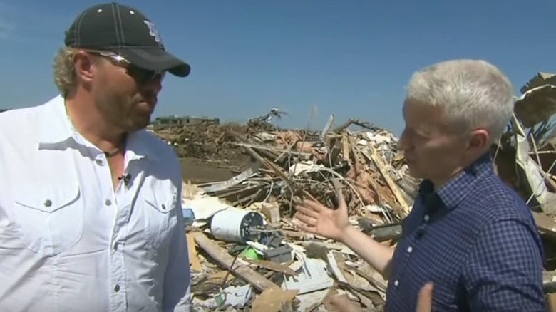 Тоби Кит Андерсон Купер у разрушительного торнадо Мур