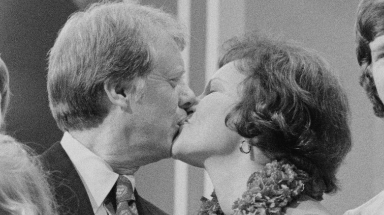 Джимми и Розалинн Картер целуются