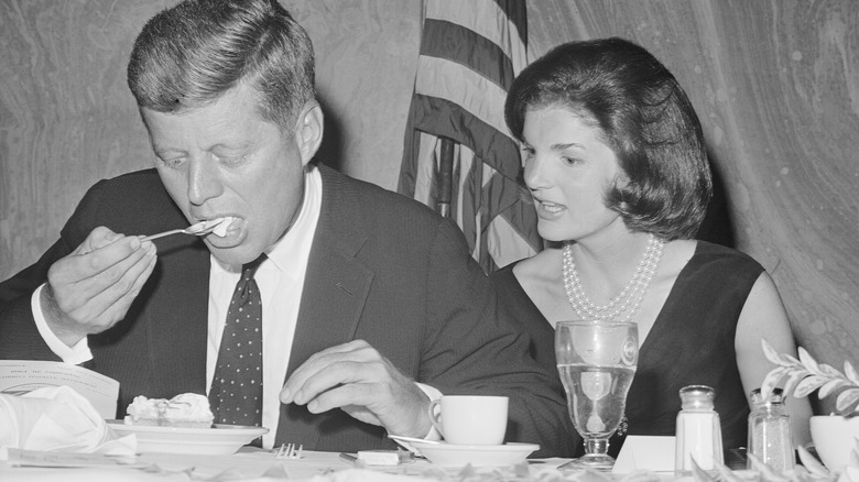 Кеннеди с женой наслаждаются десертом