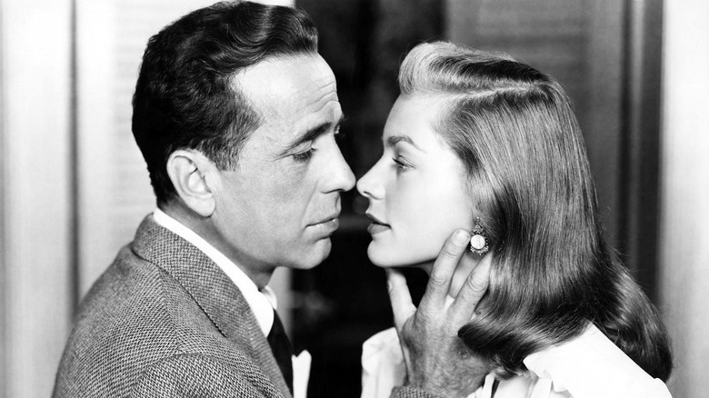 Хамфри Богарт и Лорен Бэколл собираются поцеловаться