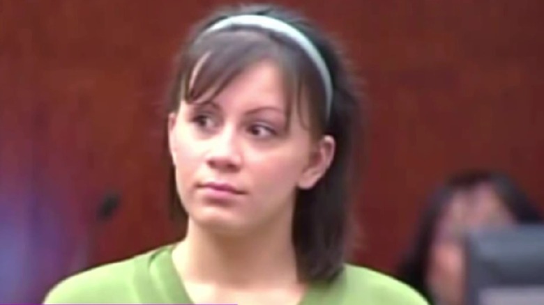 Кристина Паолилла сидит в суде
