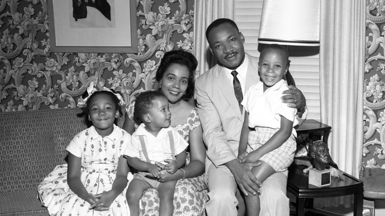 Мартин Лютер Кинг-младший с тремя своими детьми