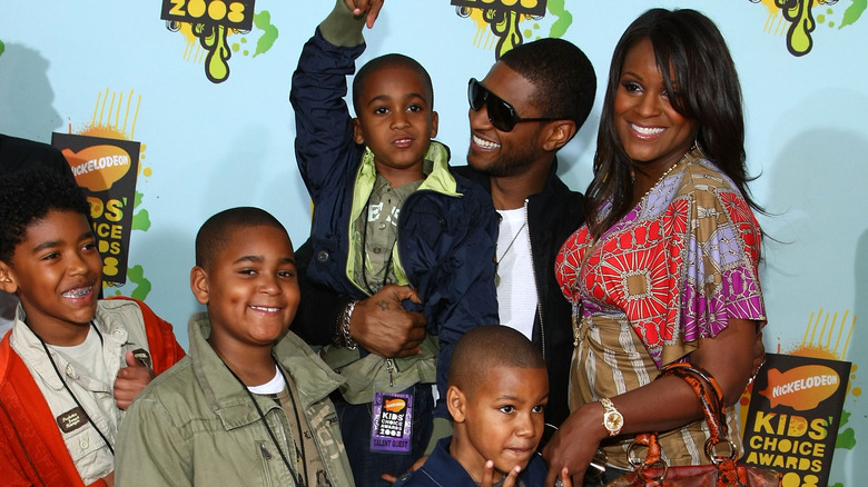 Ашер с семьей на церемонии вручения премии Kids Choice Awards