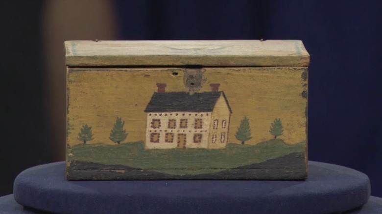деревянная коробка с нарисованным домиком