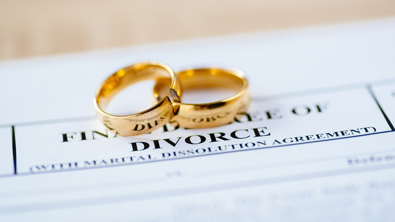 документы о разводе и обручальные кольца