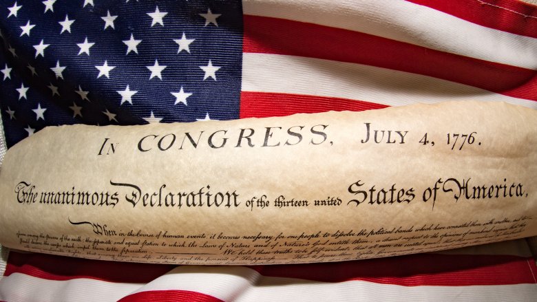 Декларация независимости перед американским флагом