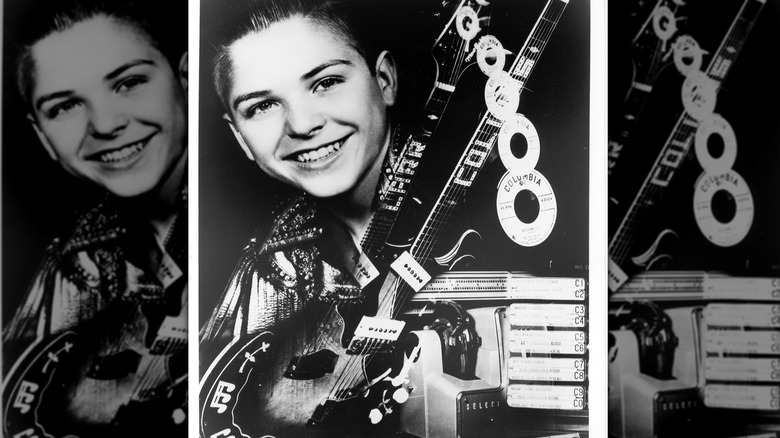 Ларри Коллинз в детстве держит в руках двухголосую гитару