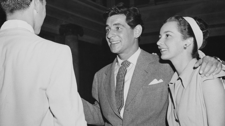 Леонард Бернстайн и Фелиция Монтеалегре беседуют в 1946 году