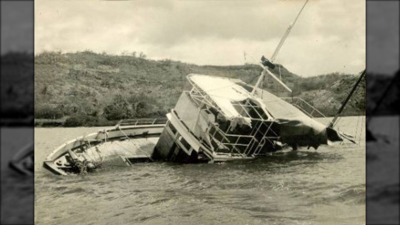 MV Joyita частично погружена в воду на боку
