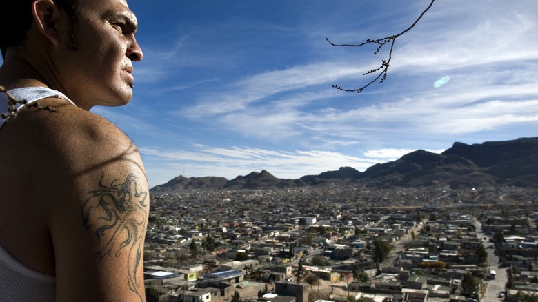 Мужчина с татуировкой с видом на город