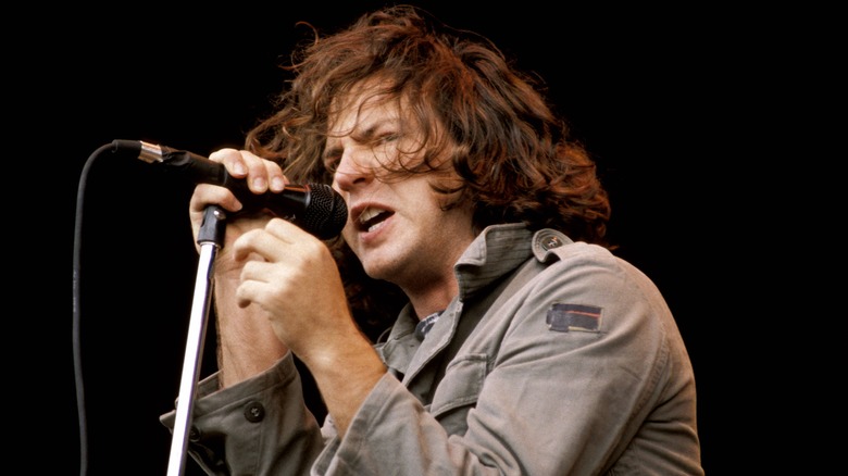 Эдди Веддер из группы Pearl Jam поет в микрофон