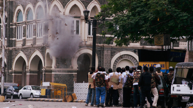 бомбардировка отеля в Мумбаи вооруженная полиция
