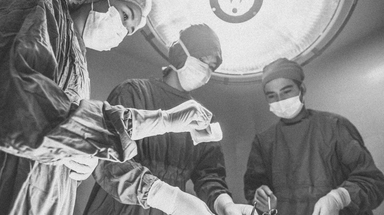 Хирурги в операционной 