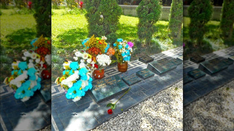 Могила Пабло Эскобара с цветами