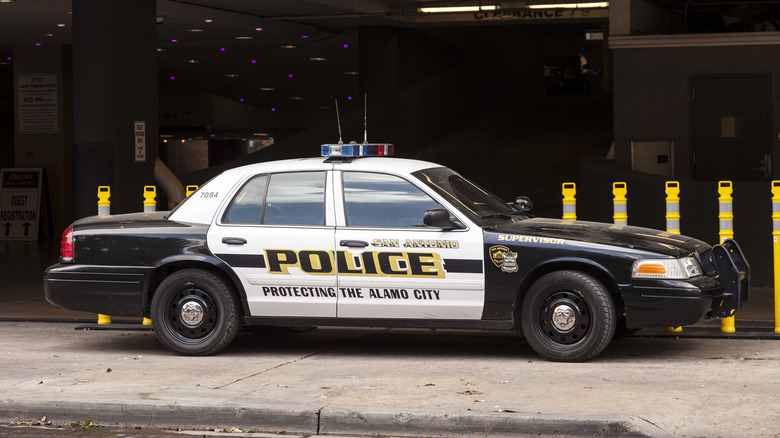 Припаркованная полицейская машина в Сан-Антонио