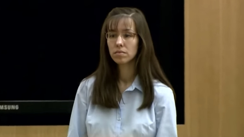 Джоди Ариас стоит в суде с прямым лицом рубашка