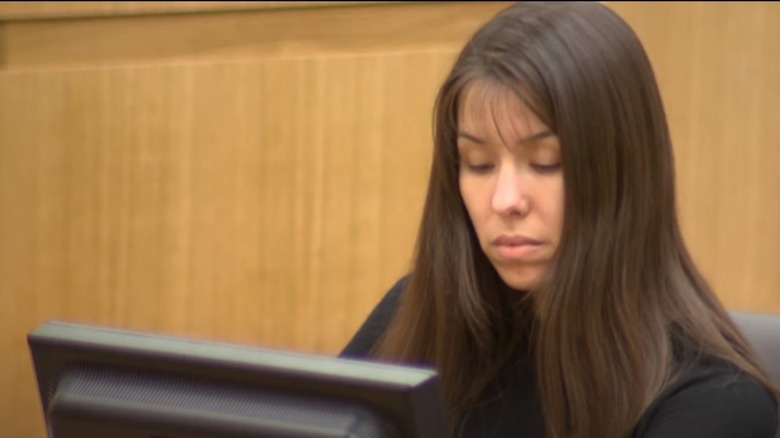 Джоди Ариас сидит в суде