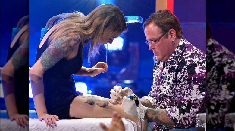 Стив Теффт делает татуировку