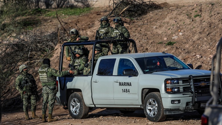 Мексиканские полицейские в грузовике