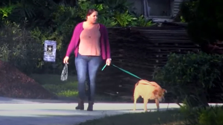 Сидни Симпсон выгуливает собаку