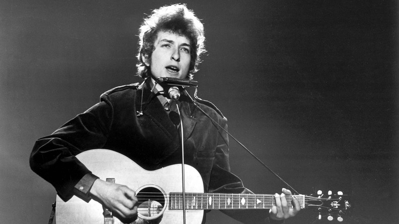 Боб Дилан играет на гитаре