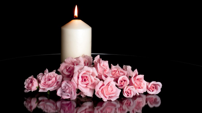 свеча с розовыми цветами