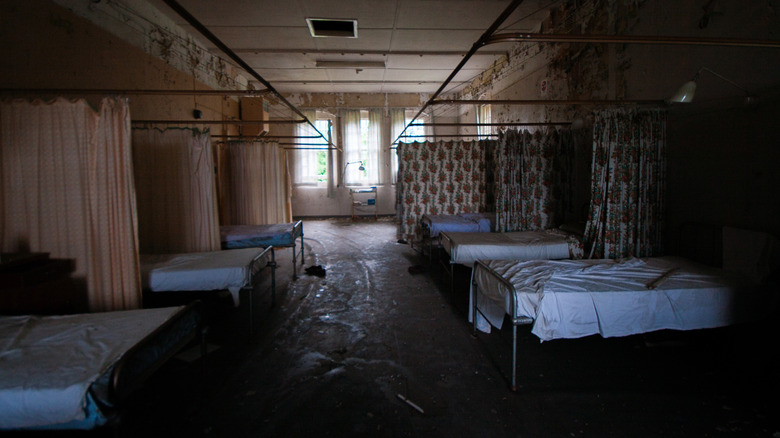 Кровати в психиатрической клинике
