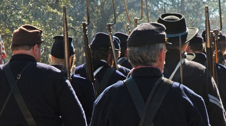 Реконструкторы Гражданской войны маршируют затылками вперед