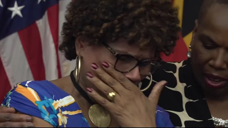 Мать жертвы плачет на пресс-конференции