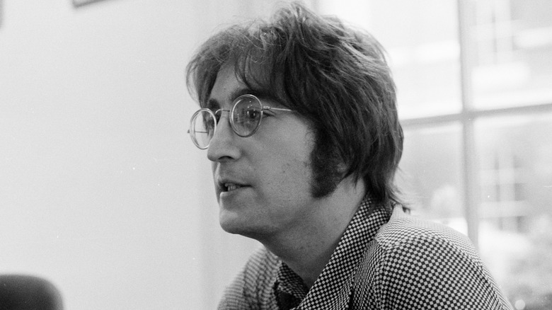 Джон Леннон в очках